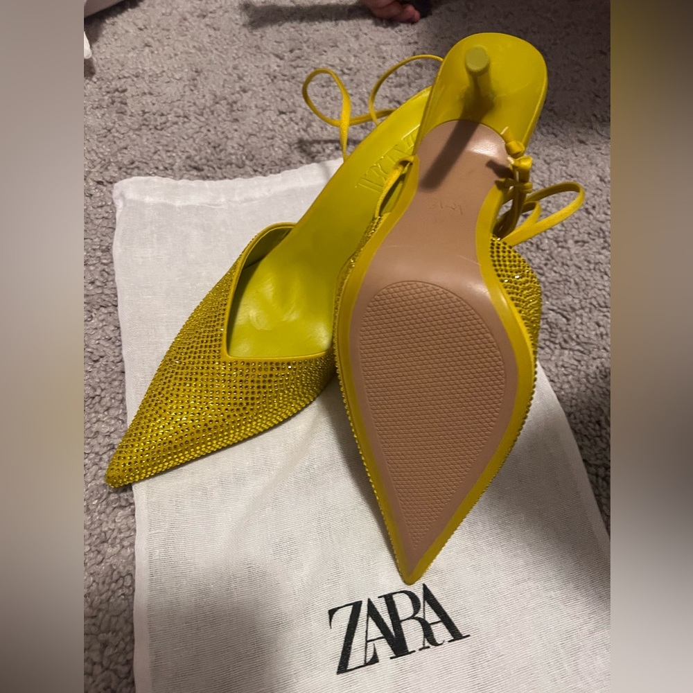 HIGH HEEL RHINSTONE PUMPS
LIME GREEN
